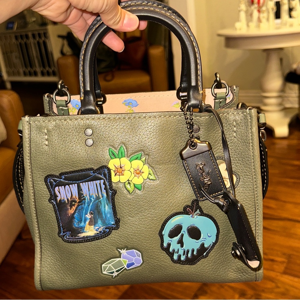 Coach Rogue 25 Disney Snow White - Picture 11 of 14
